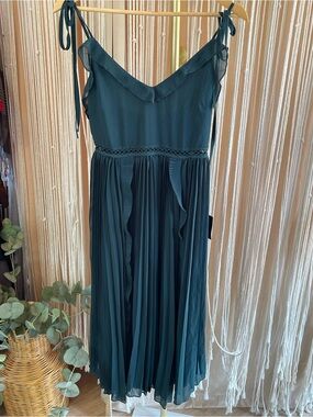 Lulus Never a Dull Moment Emerald Green Tie-Strap Pleated Midi Dress NWT